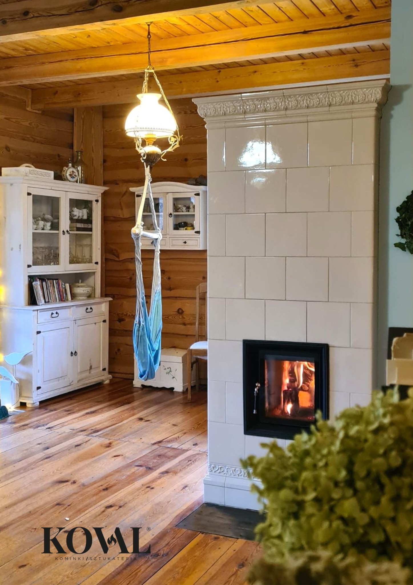 Kominek z kaflo białych