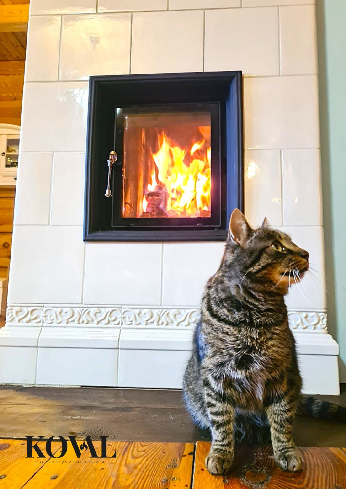 Kominek z białych kafli