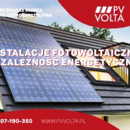 Instalacja paneli słonecznych na dachu domu z oknami połaciowymi, widok z dołu pod kątem, z logo firmy PV Volta w rogu.