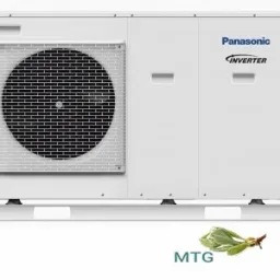 Biała jednostka zewnętrzna pompy ciepła Panasonic Inverter z widoczną kratką wentylatora, umieszczona na niskim cokole, z zielonym listkiem i logotypem MTG w prawym dolnym rogu.