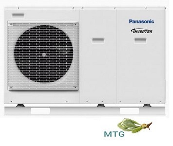 Biała jednostka zewnętrzna pompy ciepła Panasonic Inverter z widoczną kratką wentylatora, umieszczona na niskim cokole, z zielonym listkiem i logotypem MTG w prawym dolnym rogu.