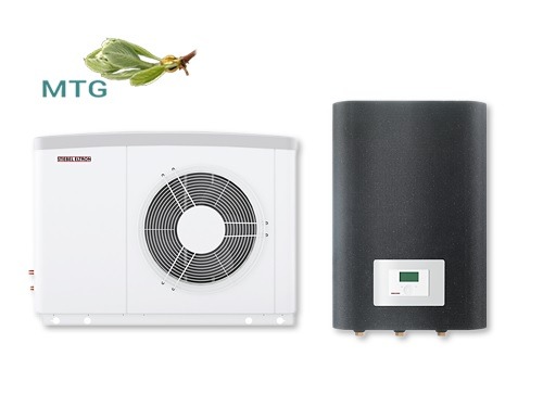 Biała zewnętrzna jednostka pompy ciepła Stiebel Eltron z widocznym wentylatorem, obok czarny zasobnik ciepłej wody z wyświetlaczem, na białym tle, z dodanym logo MTG i grafiką liści.
