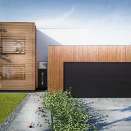 Nowoczesny dom jednorodzinny z elementami drewnianymi, czarną bramą garażową i minimalistycznym ogrodem.