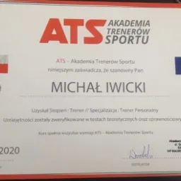 Certyfikat Akademii Trenerów Sportu dla Michała Iwickiego, potwierdzający uzyskanie stopnia Trenera ze specjalizacją Trener Personalny, z datą 06.07.2020, z logo akademii, flagą Polski i Unii...