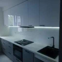 Nowoczesna kuchnia z białymi szafkami górnymi z połyskiem i szarymi szafkami dolnymi, czarnym zlewem i płytą gazową, podświetleniem LED pod szafkami, widok na okno z zielenią na zewnątrz.