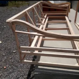 Szkielet drewniany sofy z giętymi elementami oparcia, widoczny na zewnątrz, przed tapicerowaniem.