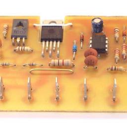 Semisla - Płytka drukowana z elementami elektronicznymi, takimi jak rezystory, tranzystory i kondensatory, widoczna z bliska na białym tle.