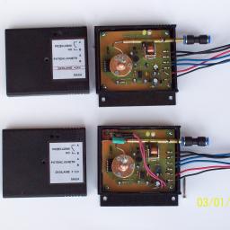 Semisla - Dwa moduły czujników ciśnienia powietrza z otwartymi obudowami, widoczne płytki drukowane z elementami elektronicznymi, potencjometry oraz przewody zasilające i sygnałowe. Na obudowach naklejki...