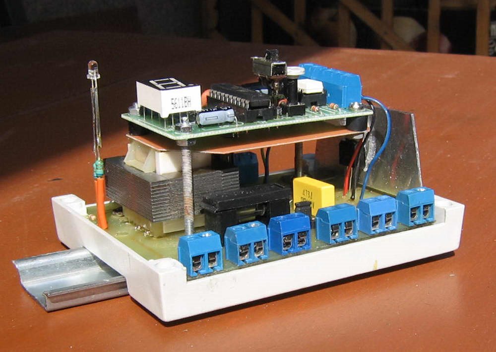 Wnętrze sterownika zgrzewarki precyzyjnej do 2,5 kVA