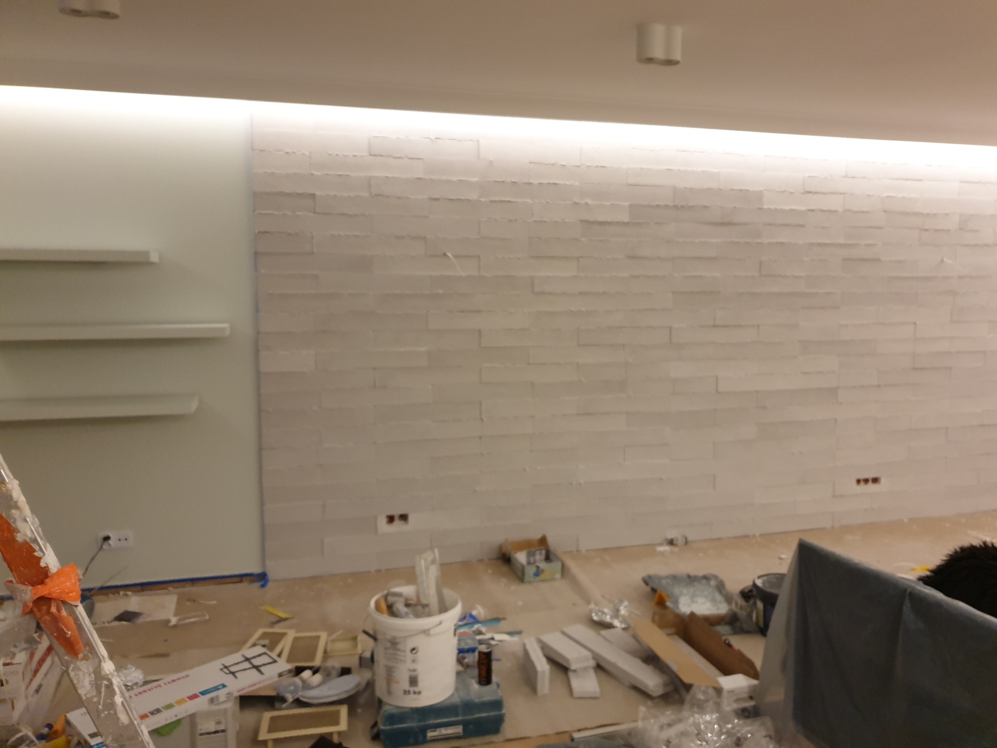 Plytki dekoracyjne, gzyms, oswietlenie led