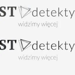 Logo firmy AST detektywi z hasłem 'widzimy więcej', w dwóch wariantach kolorystycznych: ciemnoszarym i szarym, na jasnym tle.