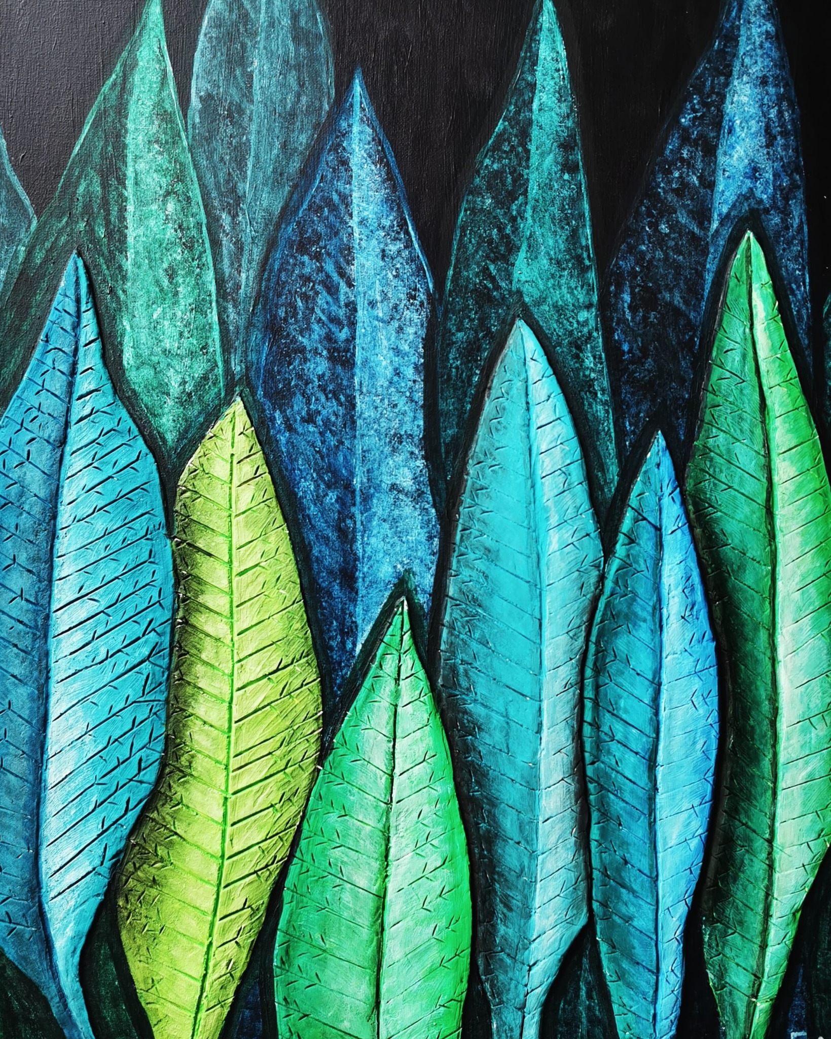 Abstrakcyjna kompozycja z trójwymiarowych liści w odcieniach zieleni i błękitu na ciemnym tle. Wyraźna faktura farby, pionowy układ.