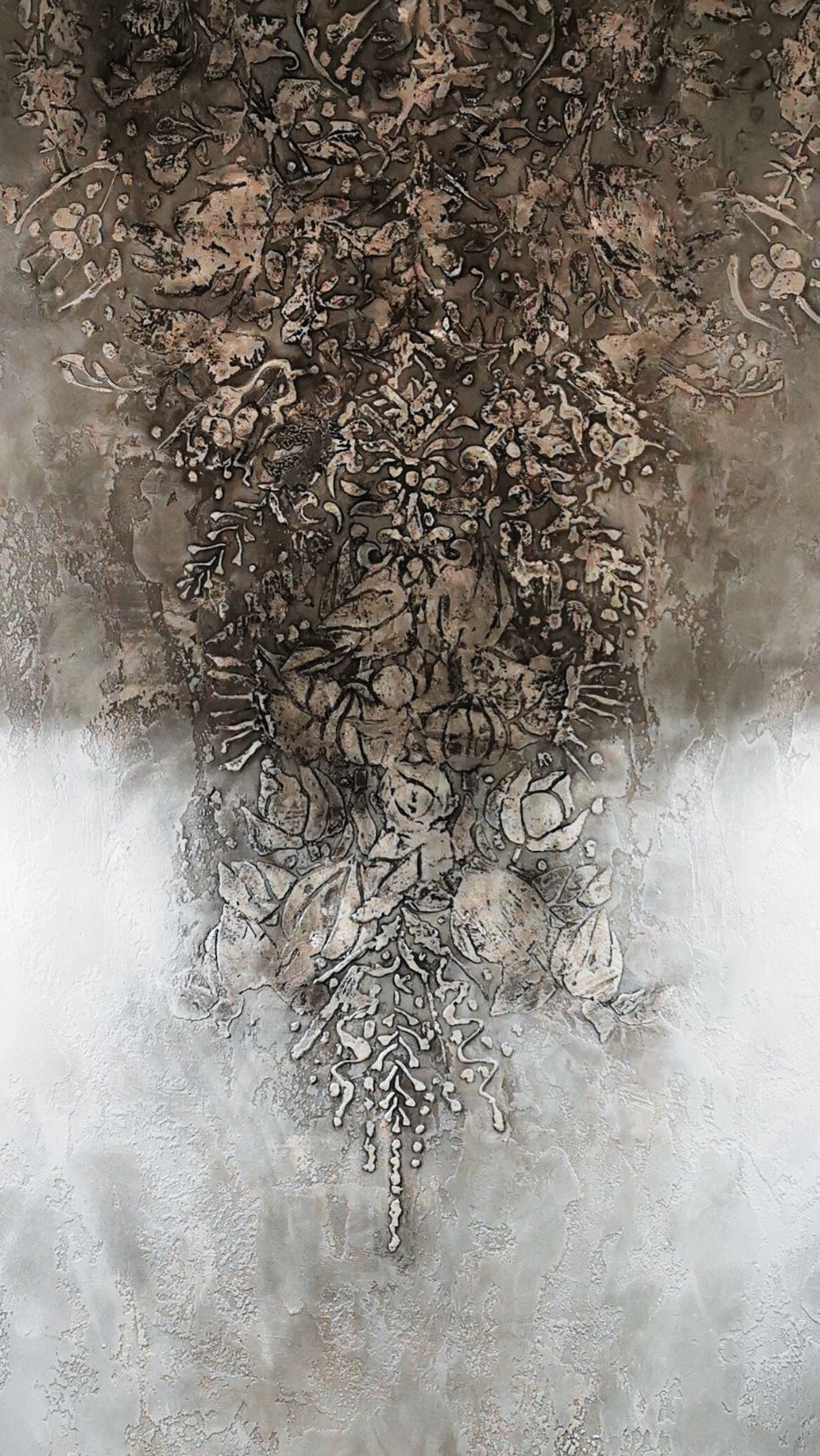 Dekoracyjna ściana z szarobrązowym, wypukłym wzorem roślinnym, przypominającym ornamenty w stylu vintage. Efektowna faktura i subtelne cieniowanie.