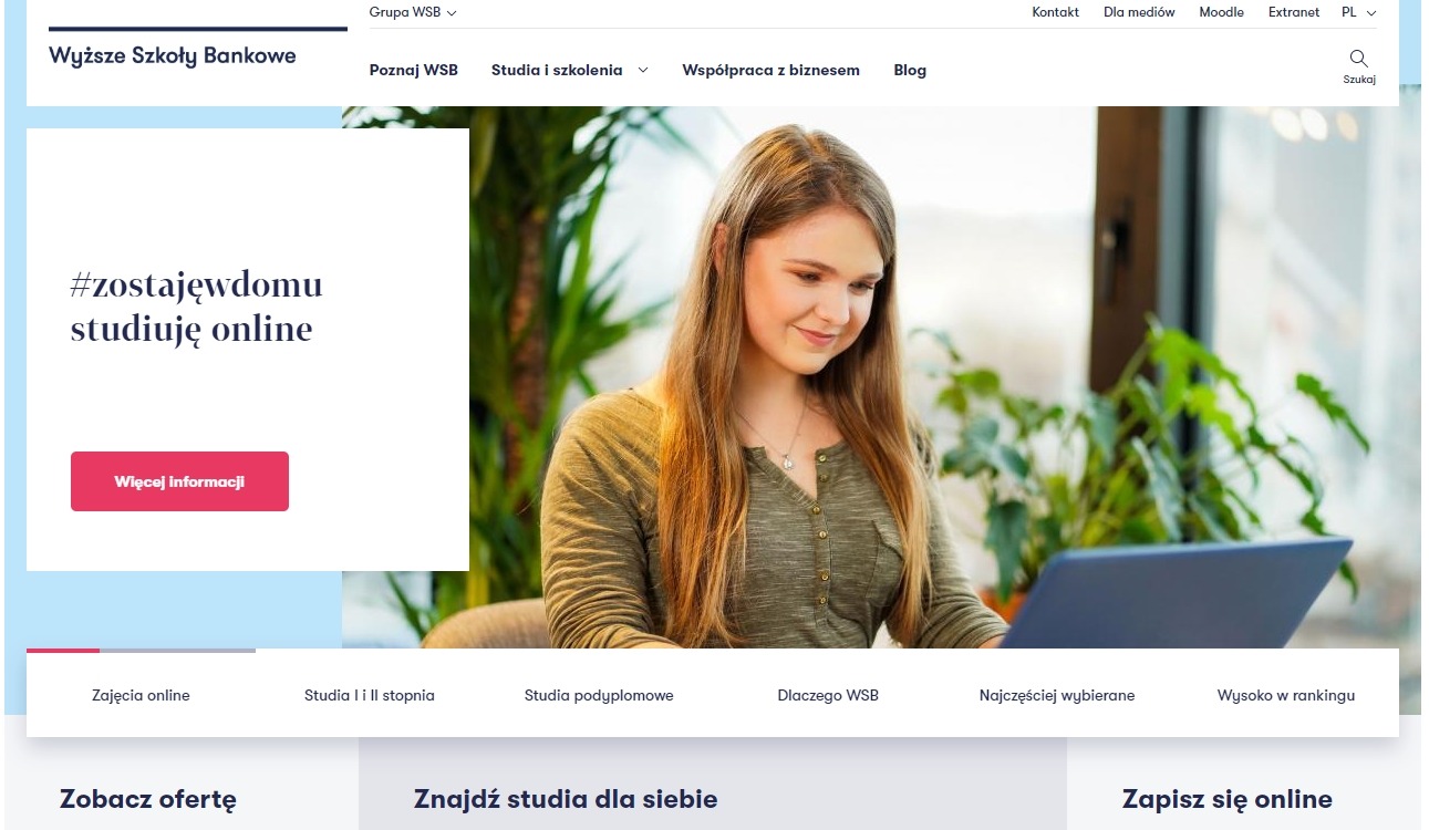 Kobieta korzysta z laptopa na tle roślin i strony internetowej Wyższej Szkoły Bankowej z hasłem #zostajęwdomu studiuję online.