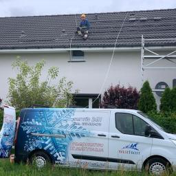 Montaż instalacji fotowoltaicznej na dachu z dachówki cementowej