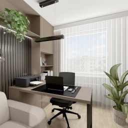 GTO GROUP Andrzej Liczbiński - Nowoczesny gabinet z biurkiem, laptopem i roślinami. Ściana z lamelami i lampą. Stonowana kolorystyka, minimalistyczny design. Fotel biurowy i sofa w tle.