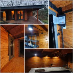 Montaż instalacji elektrycznej w drewnianym domku letniskowym, widoczne kable w peszlach, skrzynka rozdzielcza, oświetlenie LED i lampa dekoracyjna nad blatem kuchennym.