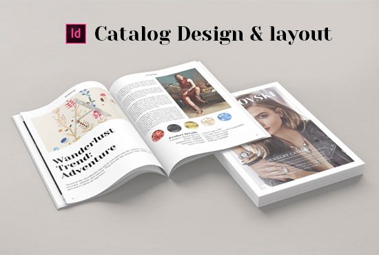 Otwarty katalog z ilustracjami i tekstem obok stosu zamkniętych katalogów z wizerunkiem modelki w biżuterii na okładce.