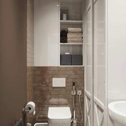 Vasyl - Nowoczesna łazienka z brązowymi płytkami imitującymi kamień, białą toaletą, zabudową nad nią z półkami na ręczniki i kosmetyki, oraz czarno-białą podłogą w geometryczne wzory.