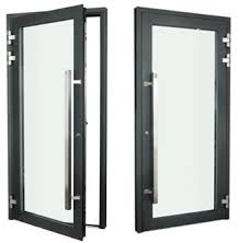 Dwa skrzydła drzwiowe z szarymi ramami i przezroczystym wypełnieniem, jedno otwarte, drugie zamknięte, widoczne srebrne uchwyty i zawiasy.