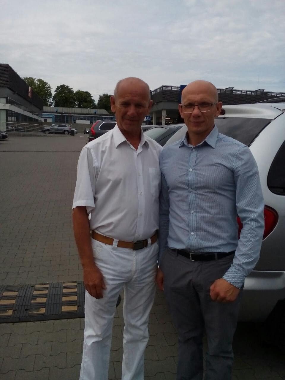 Jesteśmy kirowcami zawodowymi. Dbamy o naszych klientów.!!! Zapraszamy.