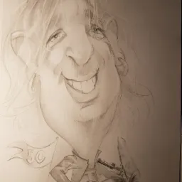 Szkic ołówkiem przedstawiający karykaturę uśmiechniętego mężczyzny na motocyklu, z flagą z numerem '50' w tle, wykonany w 2021 roku.