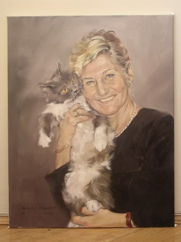 Portret olejny kobiety trzymającej szarego kota, widoczne sygnatura i rok wykonania.