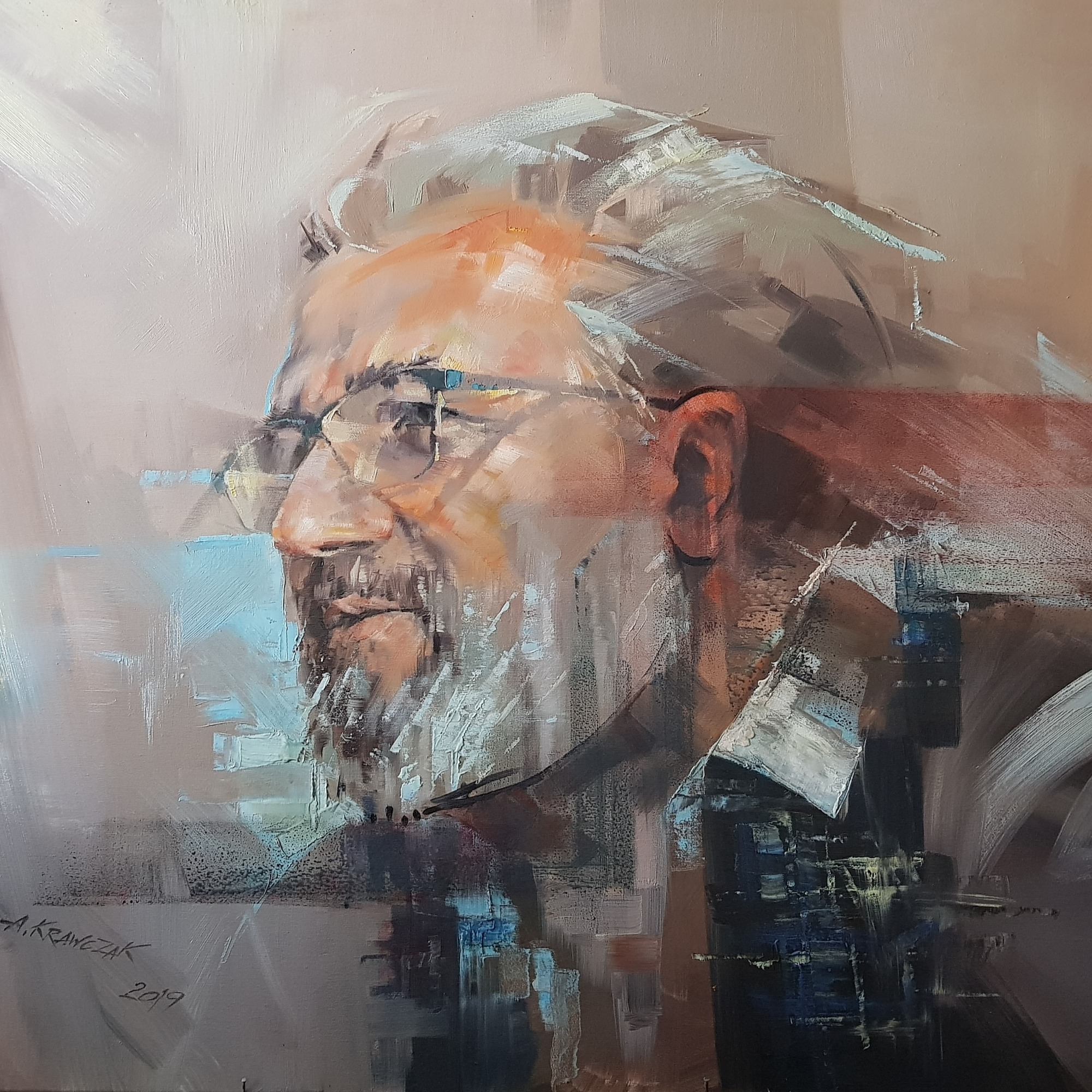 Portret mężczyzny z brodą i okularami, namalowany ekspresyjnymi pociągnięciami pędzla w odcieniach beżu, brązu i szarości, z widocznym podpisem artysty 'A. Krawczyk, 2019' w lewym dolnym rogu.