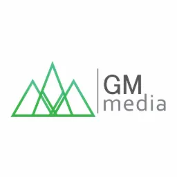 Logo GM media przedstawiające trzy zielone tr&oacute;jkąty symbolizujące g&oacute;ry, ustawione obok pionowej linii i tekstu 'GM media' w odcieniach szarości.