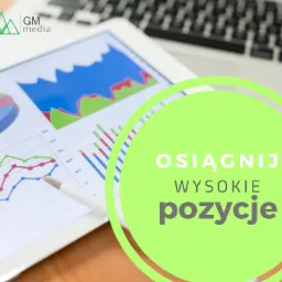 Tablet wyświetla kolorowe wykresy z analizą danych, z podpisem 'Osiągnij wysokie pozycje' w zielonym okręgu, obok leży laptop i widać logo GM media.