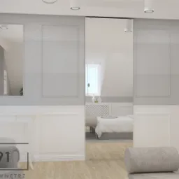 Wizualizacja pokoju dziennego z przeszkleniem na sypialnię, szara kolorystyka, sztukateria na ścianach, fotel klubowy w rogu, plakat z wieżą Eiffla.