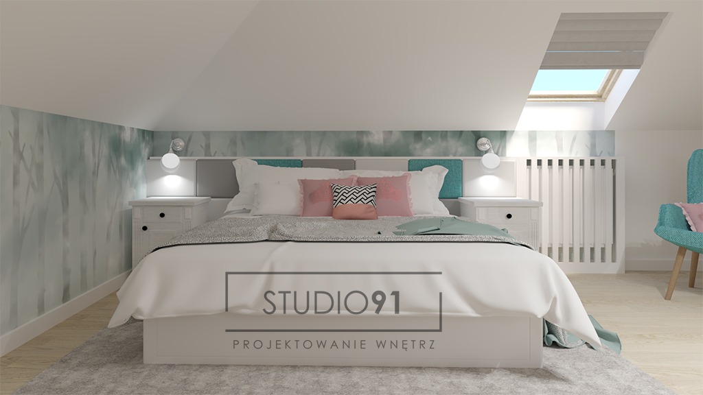 Jasna sypialnia na poddaszu z łóżkiem, szafkami nocnymi i turkusowym fotelem. Ściana za łóżkiem pokryta tapetą z motywem drzew, a nad łóżkiem umieszczone lampki. W suficie okno dachowe wpuszczające...