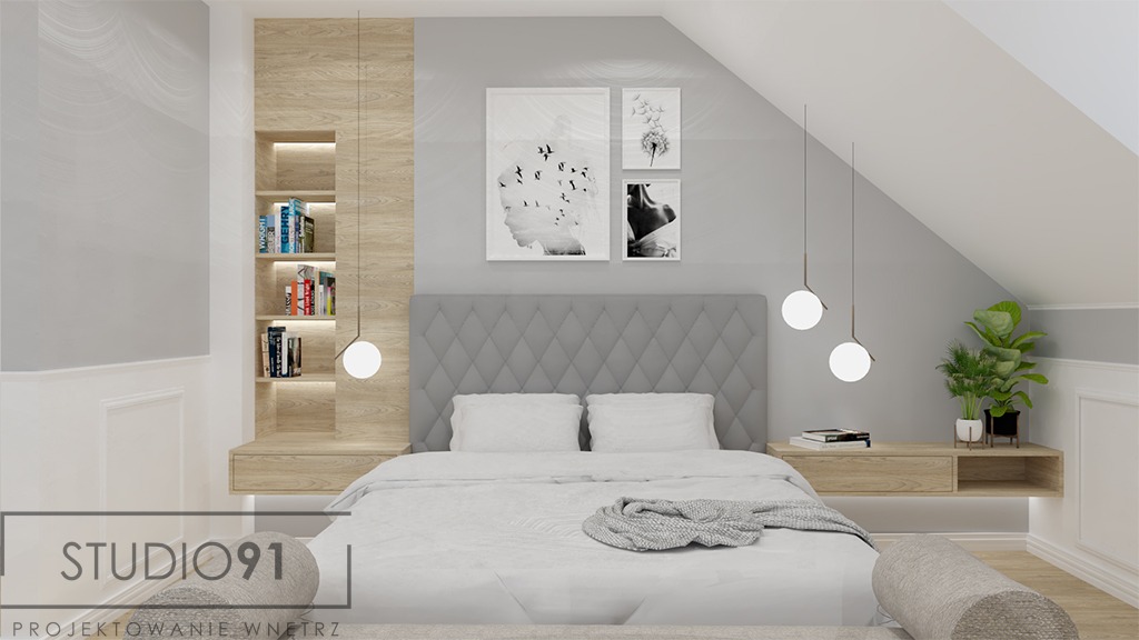 Jasna sypialnia na poddaszu z szarą tapicerowaną ramą łóżka, wiszącymi lampami kulami, drewnianymi szafkami nocnymi z podświetleniem LED, półką na książki i grafikami na ścianie.