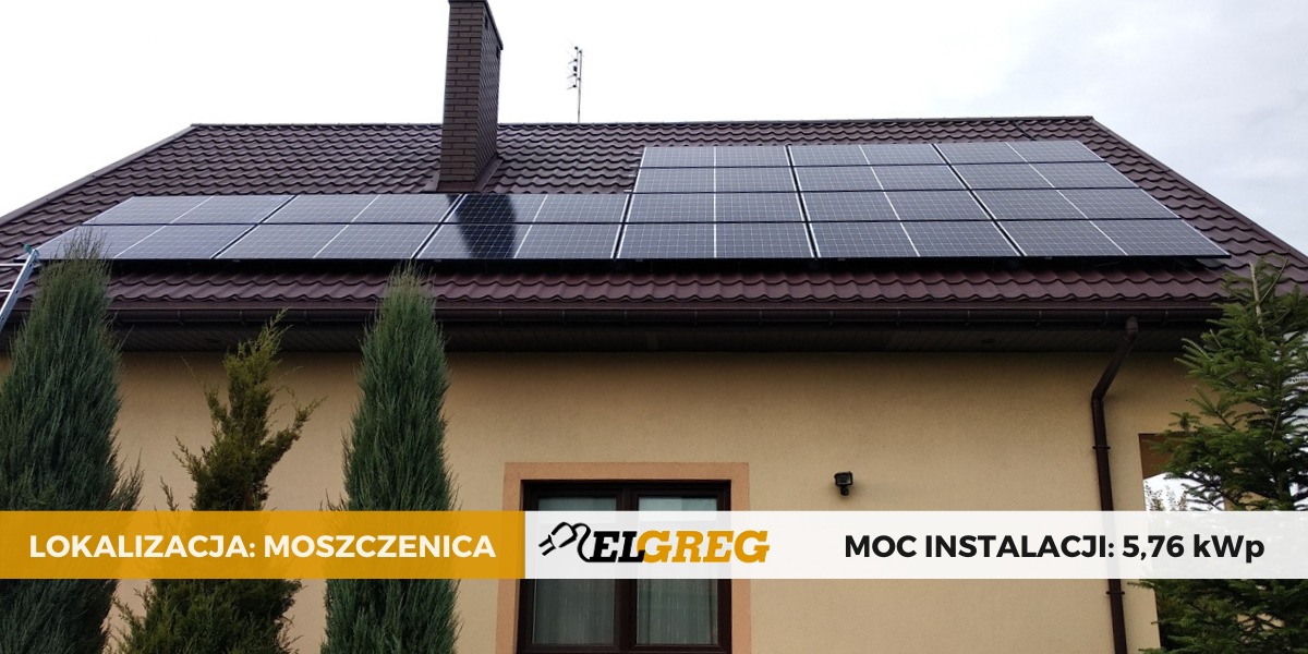 Panele słoneczne na brązowym dachu domu jednorodzinnego w Moszczenicy, widoczne drzewa iglaste i drabina oparta o dach, informacja o mocy instalacji 5,76 kWp i logo firmy ELGREG.