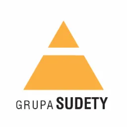Żółto-czarne logo firmy Grupa Sudety przedstawiające stylizowaną górę z przerwą pośrodku.
