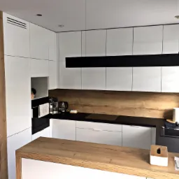 Nowoczesna kuchnia z białymi, lakierowanymi szafkami, czarnym blatem i drewnianym panelem ściennym, oświetlona podłużną czarną lampą i z wyspą z drewnianym blatem.