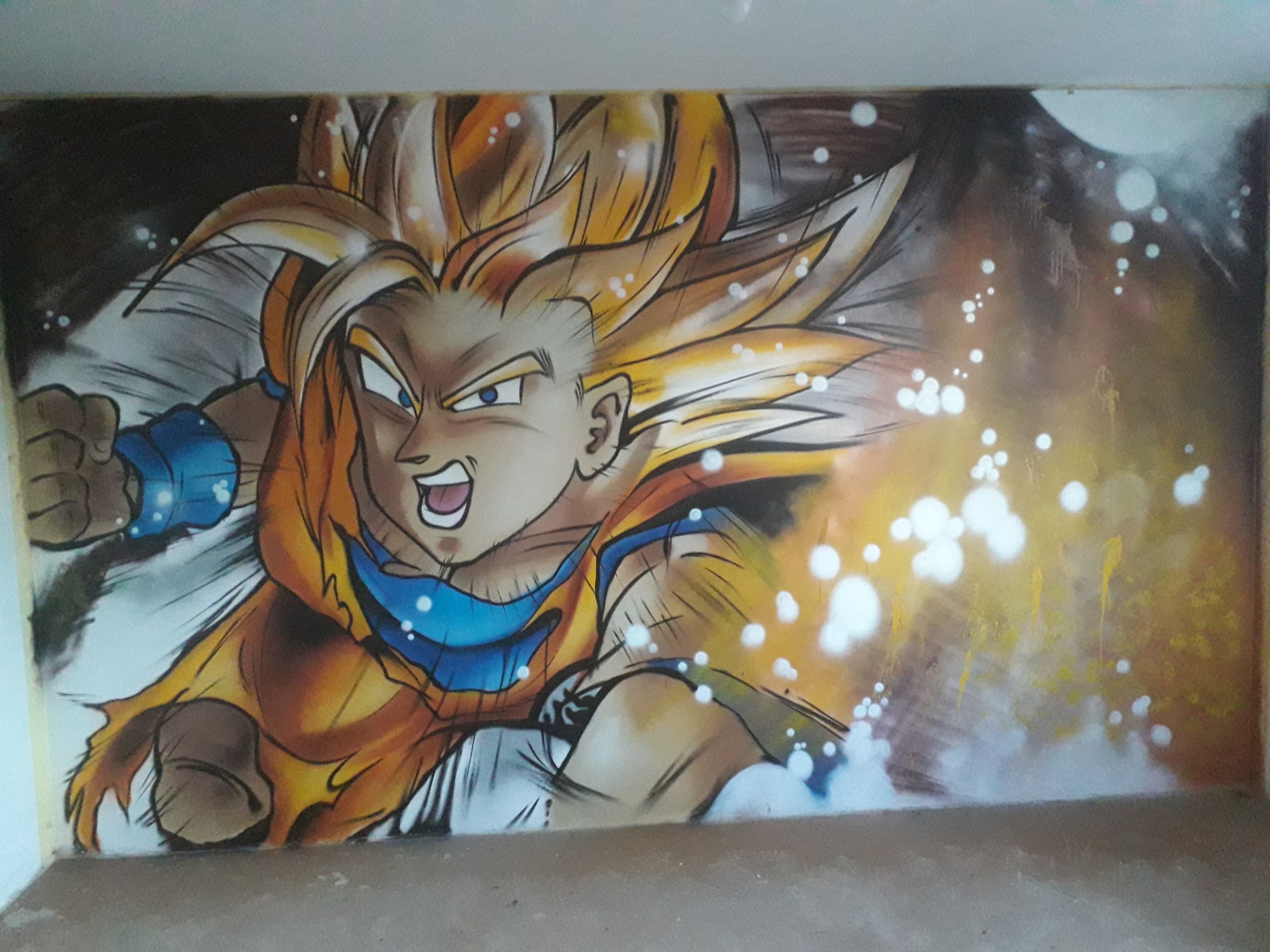 Postać z anime z uniesioną pięścią, namalowana na ścianie w pokoju, stylizowane aureole światła wokół postaci.