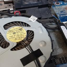 Czyszczenie zabrudzonego laptopa