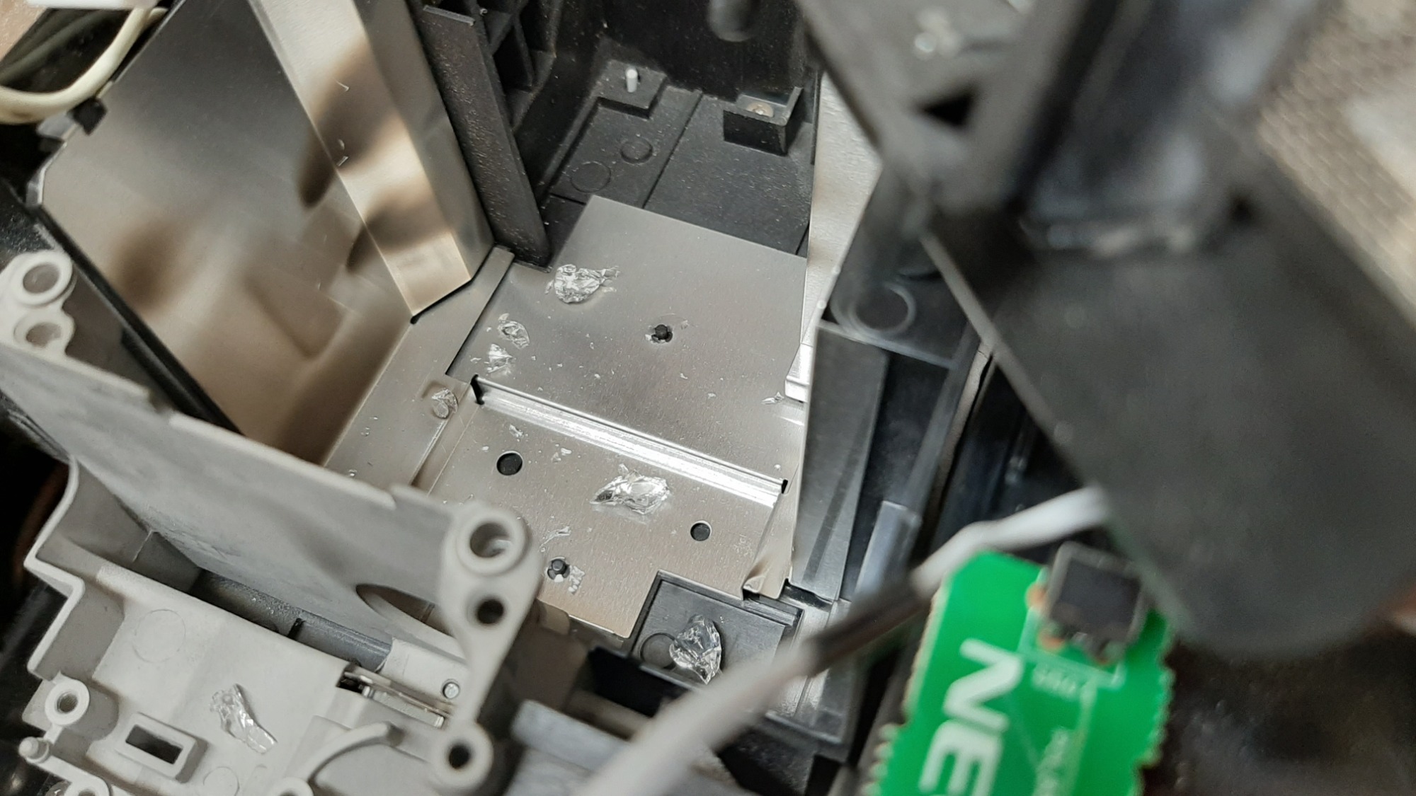 kawałki szkła po wybuchu lampy w projektorze