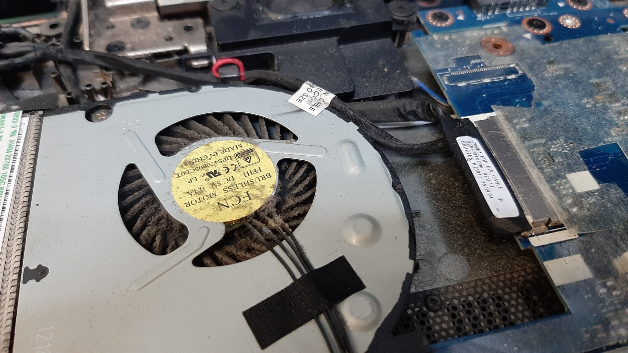 Czyszczenie zabrudzonego laptopa