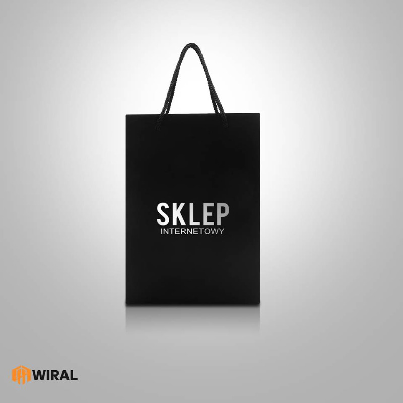 Czarna torba papierowa z napisem 'SKLEP INTERNETOWY' w kolorze srebrnym, widoczna refleksja na podłożu.