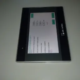 Panel HMI Weintek wyświetlający status komory, w tym otwarcie przepustnicy na 100%, wilgotność względną 41%, temperaturę 23.5°C i różnicę ciśnień 0 Pa, z widocznymi przyciskami 'Home', 'Tabele'...