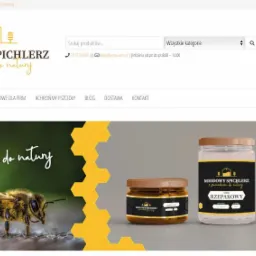 Widok strony internetowej sklepu Miodowy Spichlerz z bliska, prezentujący logo, menu, pasek wyszukiwania, ikony koszyka i użytkownika, a poniżej baner z pszczołą i hasłem 'z szacunkiem do natury'...