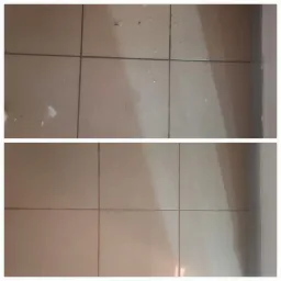 Porównanie stanu podłogi z płytek przed i po czyszczeniu, widoczne plamy i zabrudzenia usunięte.