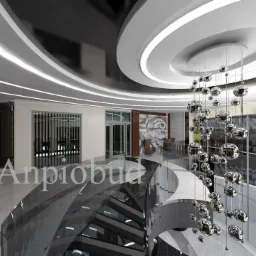 Wnętrze budynku usługowego z nowoczesnym oświetleniem sufitowym, szklanymi balustradami i spiralnymi schodami. Widoczny wieloelementowy żyrandol z metalizowanych kul.