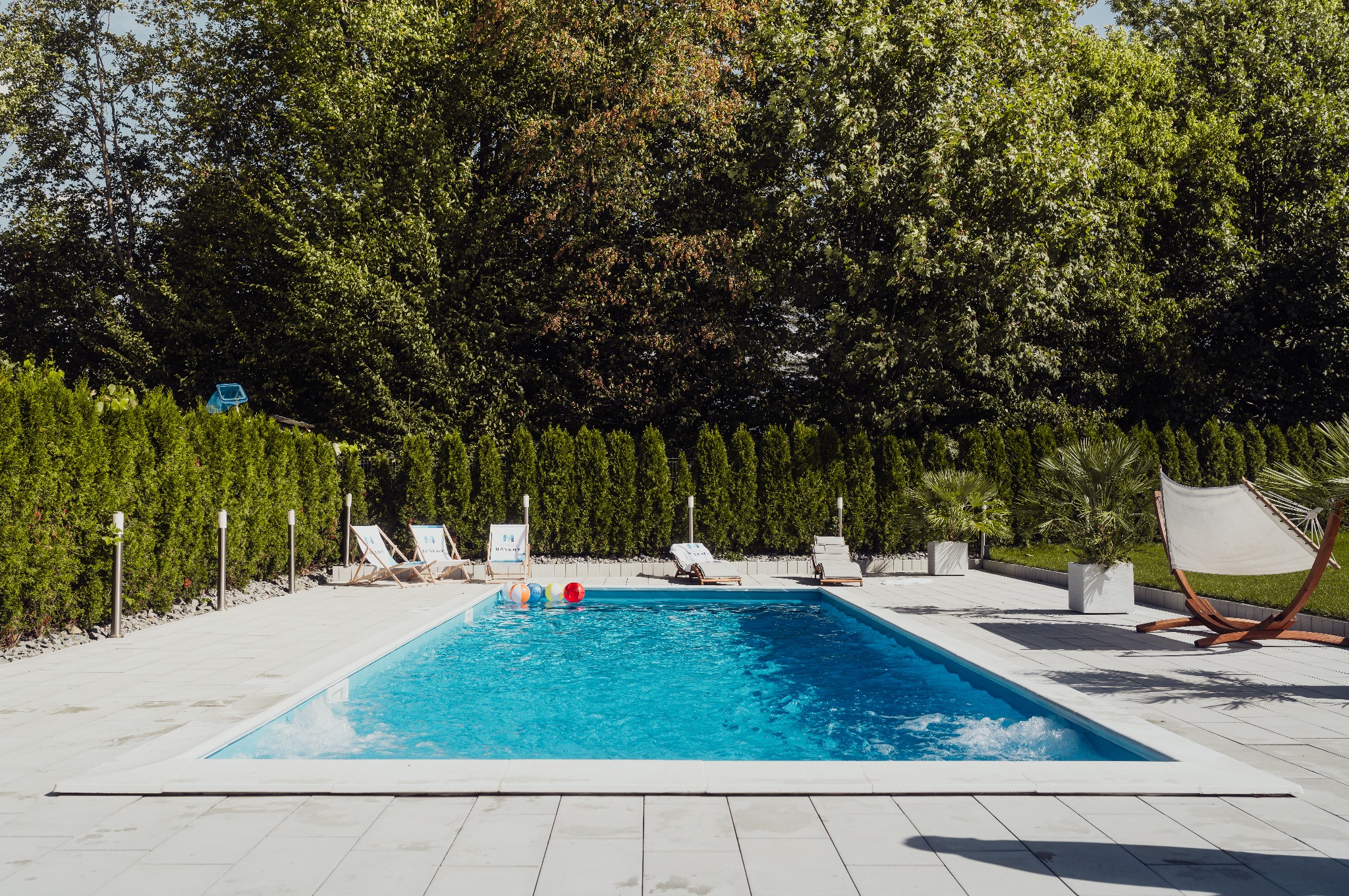 Montaż masażów powietrznych pozwala uzyskać 'efekt jacuzzi' w basenie.