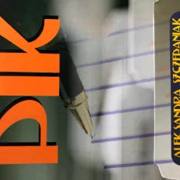 Wizyt&oacute;wka z pomarańczowym logo i danymi kontaktowymi, leżąca obok długopisu na tle w cienkie, fioletowe paski.