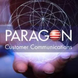 Dłoń mężczyzny trzymająca wirtualny glob z logo firmy Paragon Customer Communications, na rozmytym tle biurowym.