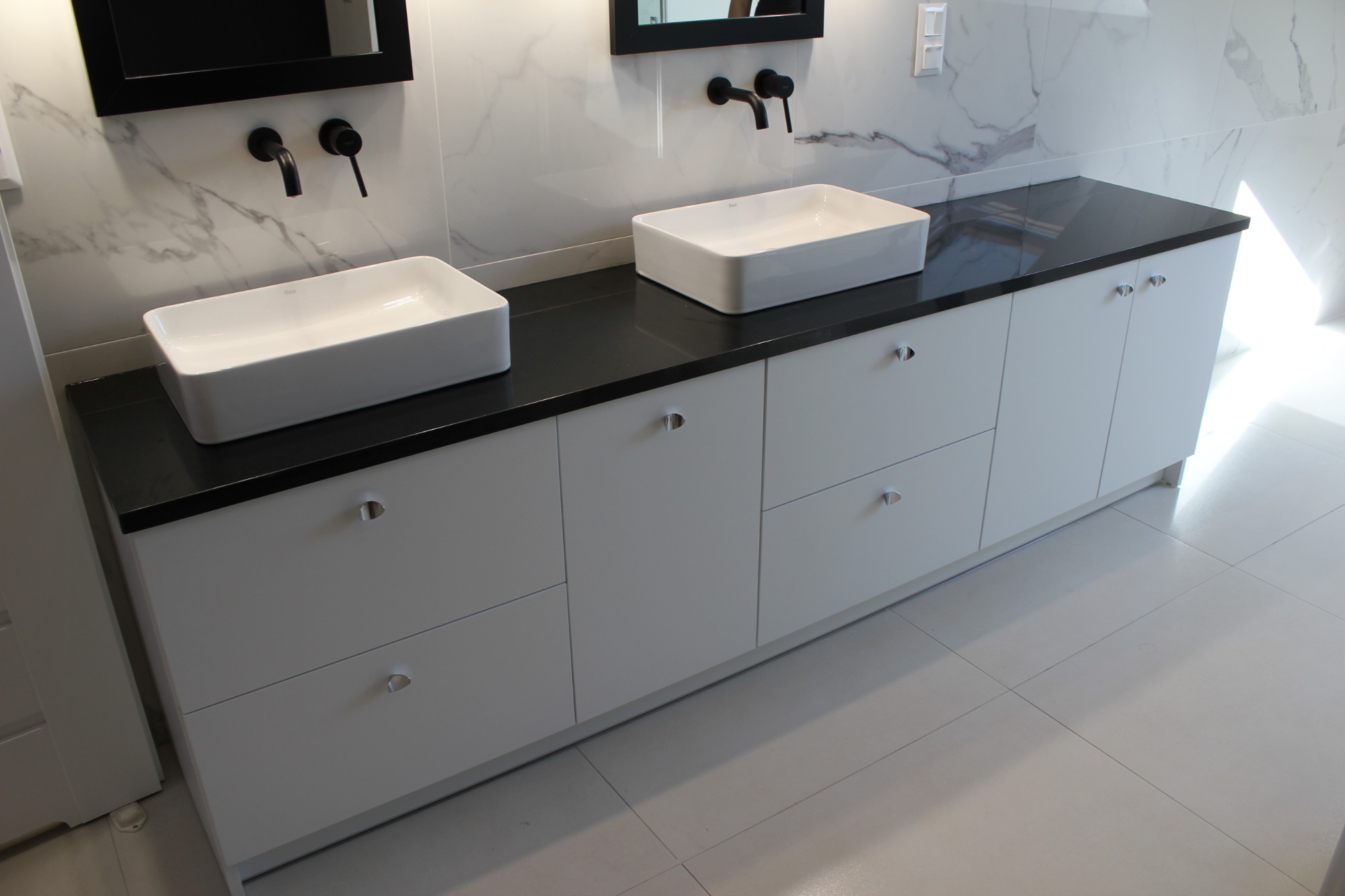 Szafki łazienkowe z granitowym blatem