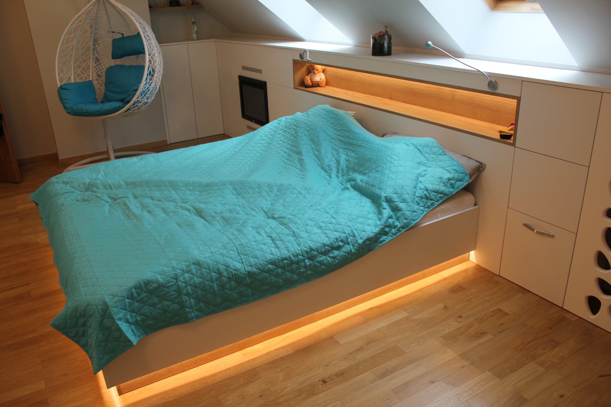 Zabudowa sypialni na poddaszu wraz z łóżkiem